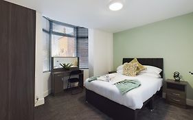 Six Bedroom Home - Train Station & Town Centre Location!